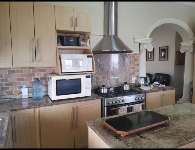 6 BEDROOM HOUSE FOR SALE IN UVONGO